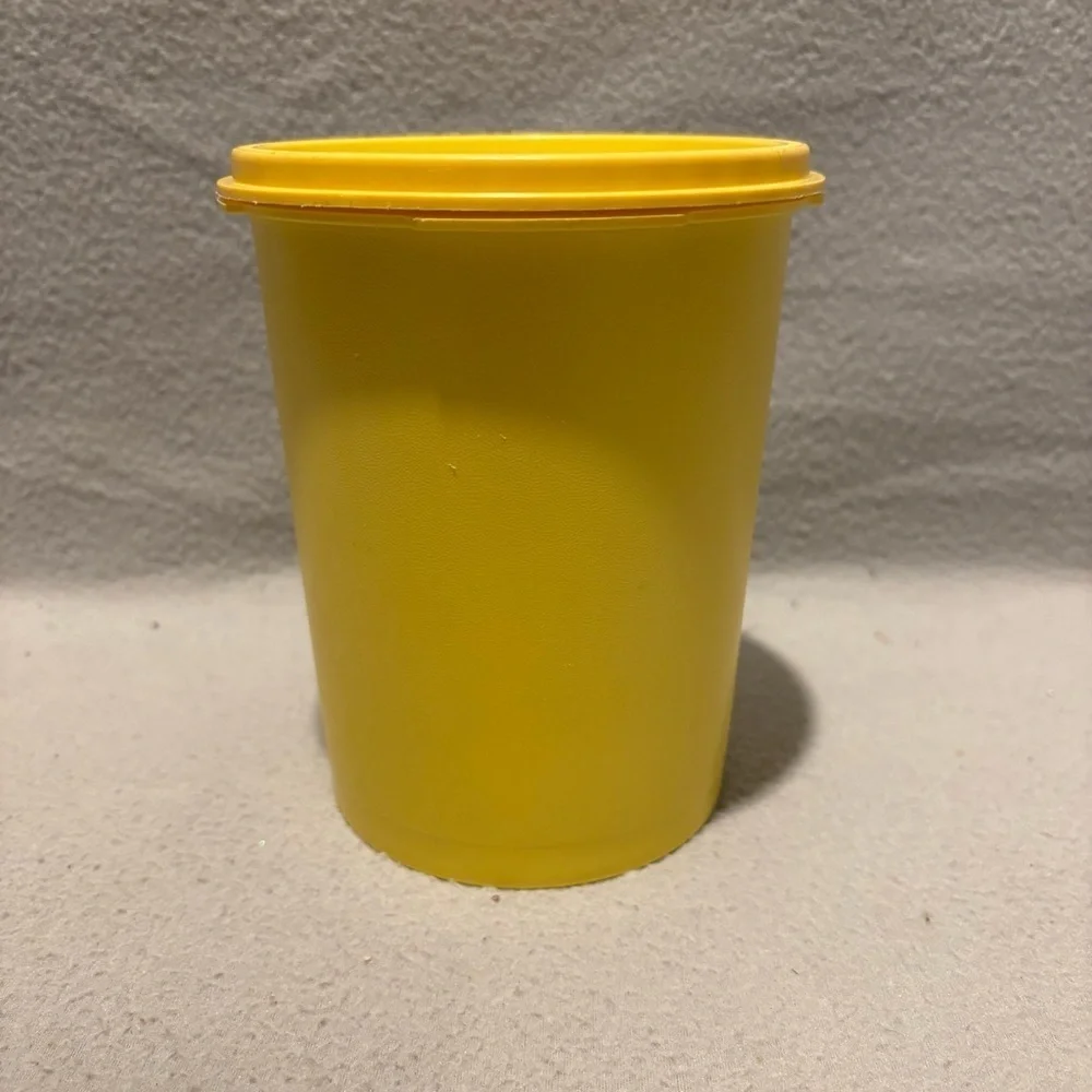 Tupperware Vintage Yellow Canister 811-14 with Starburst Lid Approximate 6